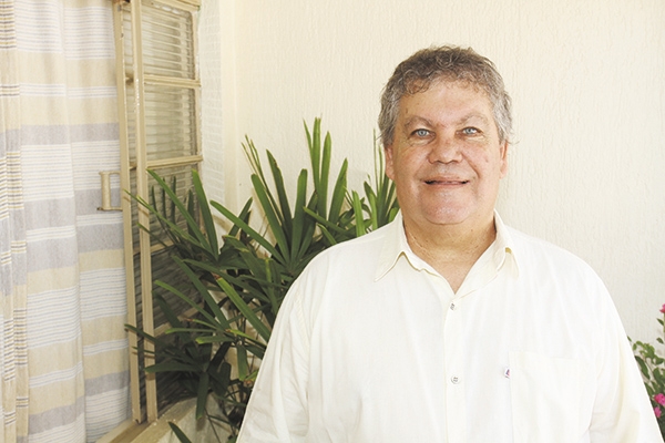 Estou abraçando hoje o amigo Antônio Dionízio Silva Filho, que aniversaria neste domingo, 24 de fevereiro. Ele é casado com a Elizabeth Dionízio e tem os filhos Lídia Paula e Marcos Antônio. Toninho Dionízio, como é mais conhecido, trabalha como técnico e
